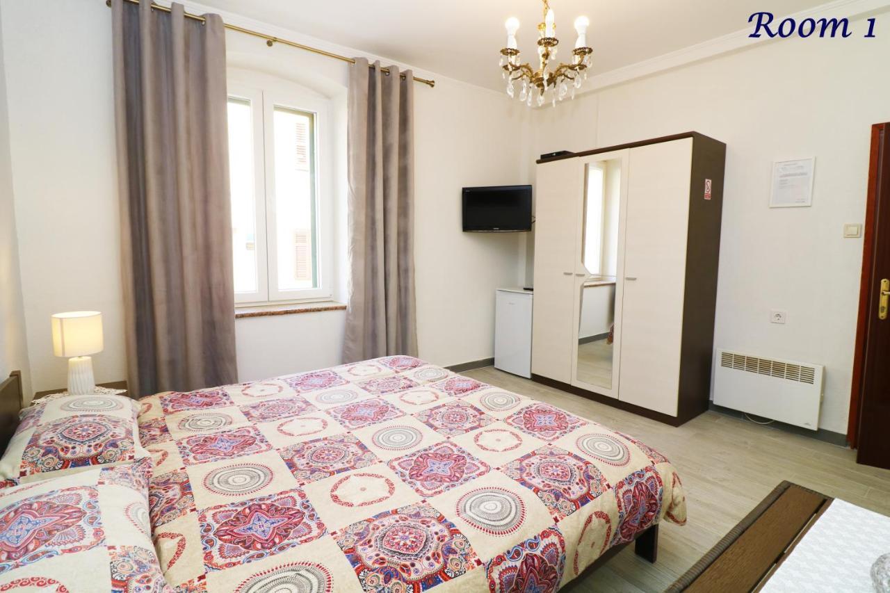 Old Town Rooms And Apartment โปเรช ภายนอก รูปภาพ
